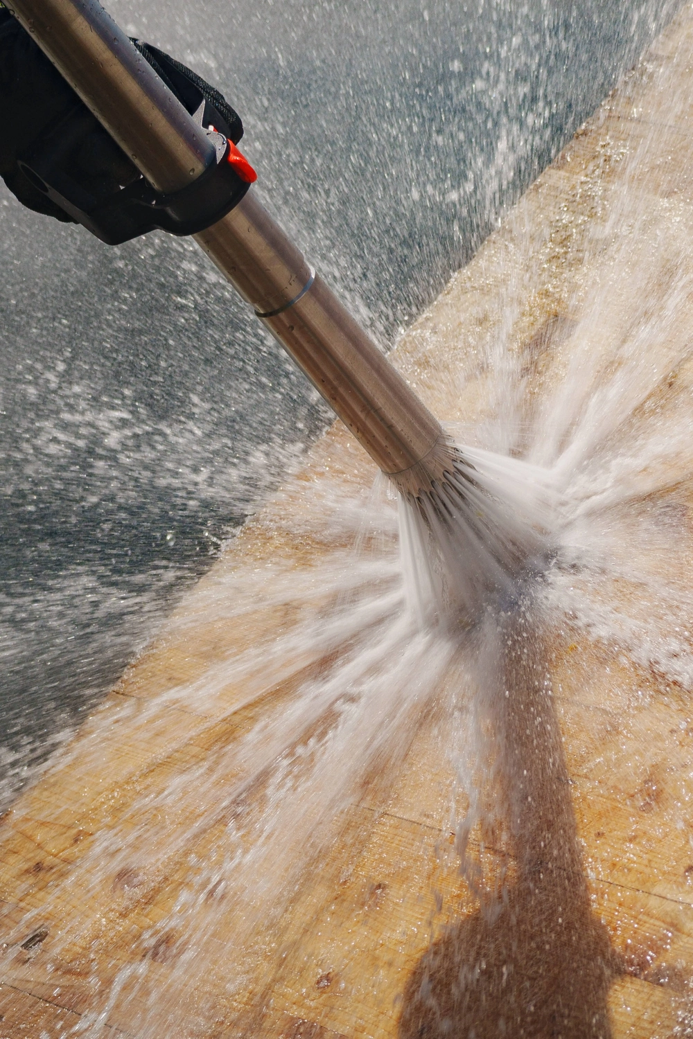 BSD Ulm Brandschutz Dienstleistungen -  Wasserstrahl trifft auf Holzoberfläche beim Drill-X Einsatz