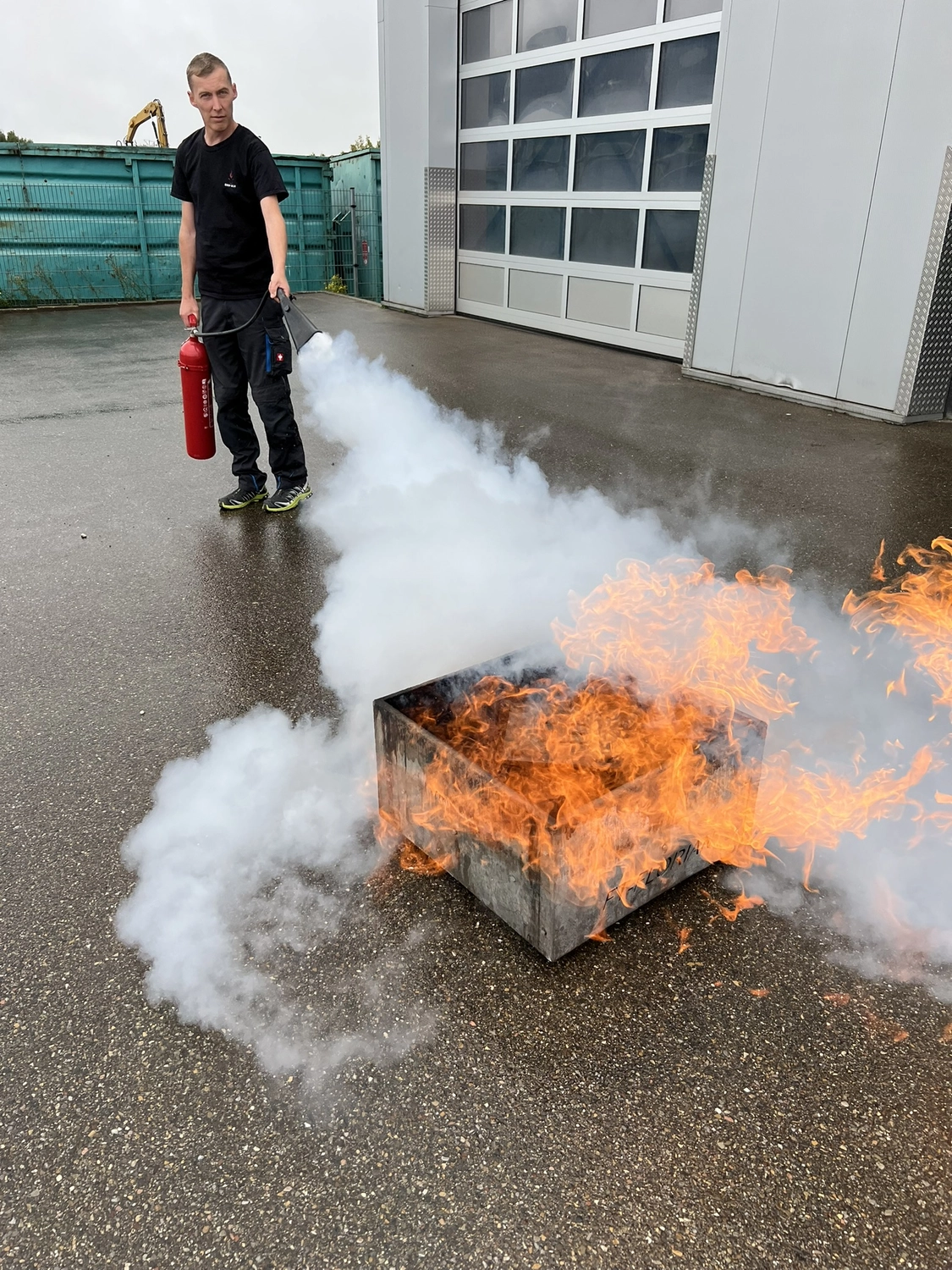 BSD Ulm Brandschutz Dienstleistungen -  Person löscht Feuer mit Feuerlöscher