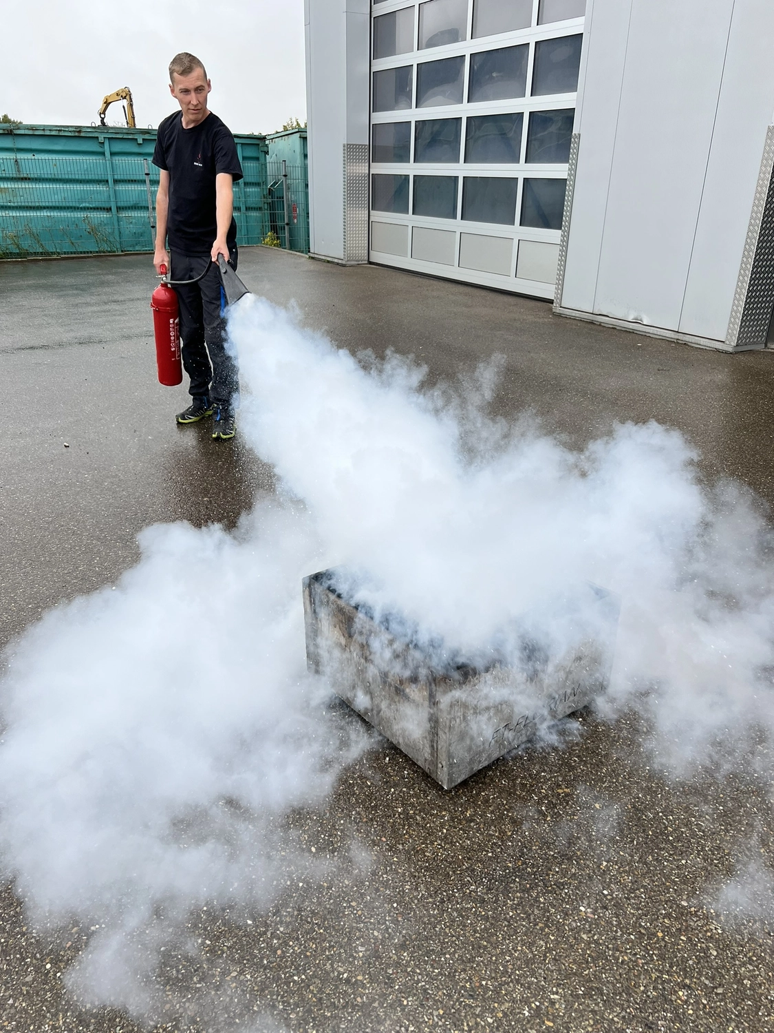BSD Ulm Brandschutz Dienstleistungen - Person löscht Feuer mit Feuerlöscher