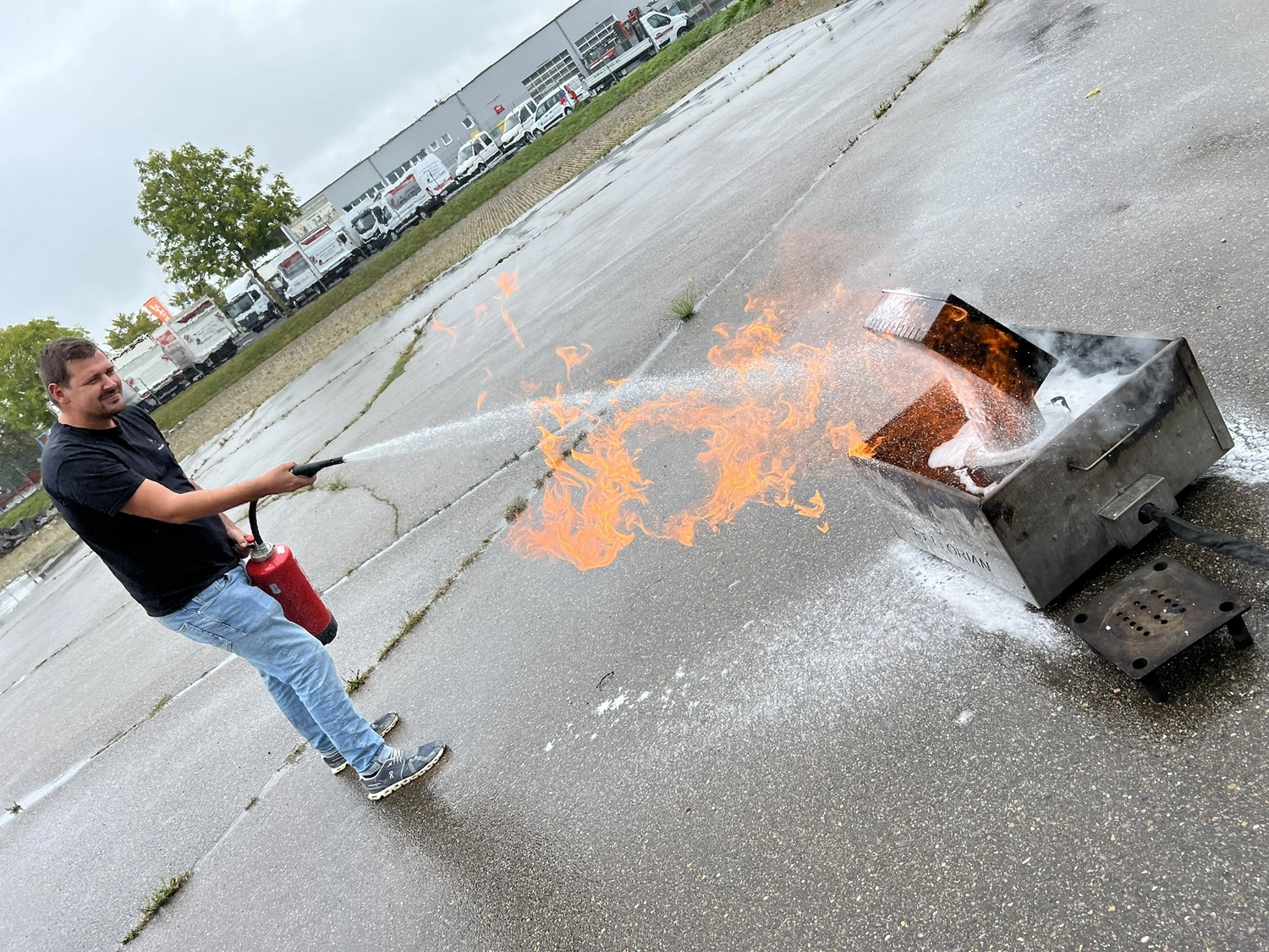 BSD Ulm Brandschutz Dienstleistungen - Person löscht Feuer mit Feuerlöscher